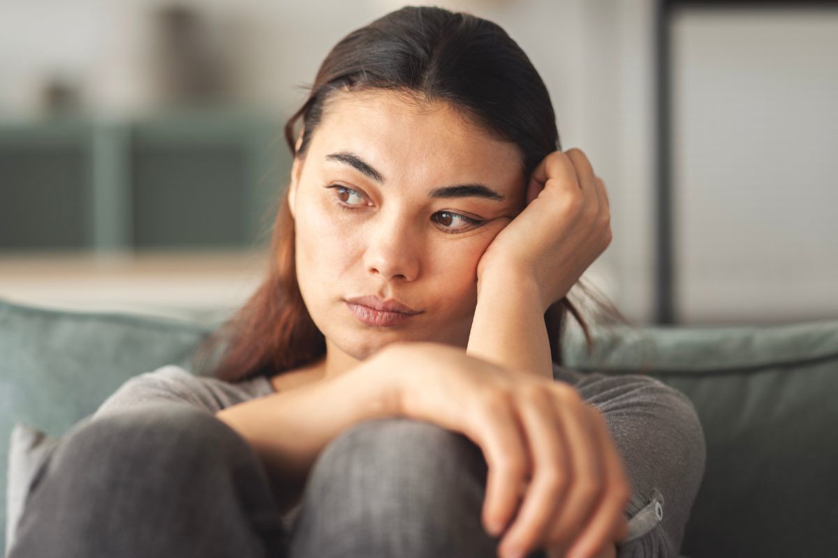 Zamyślona młoda kobieta