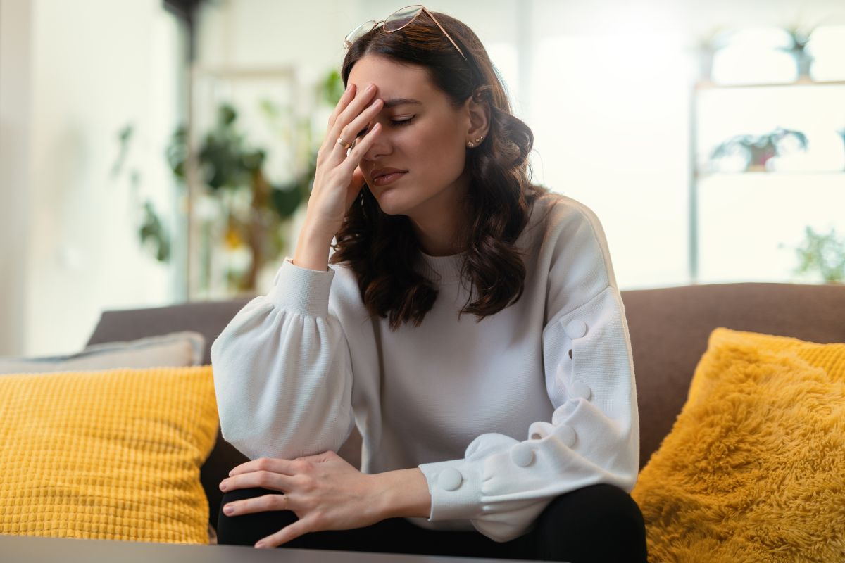 Załamana młoda kobieta