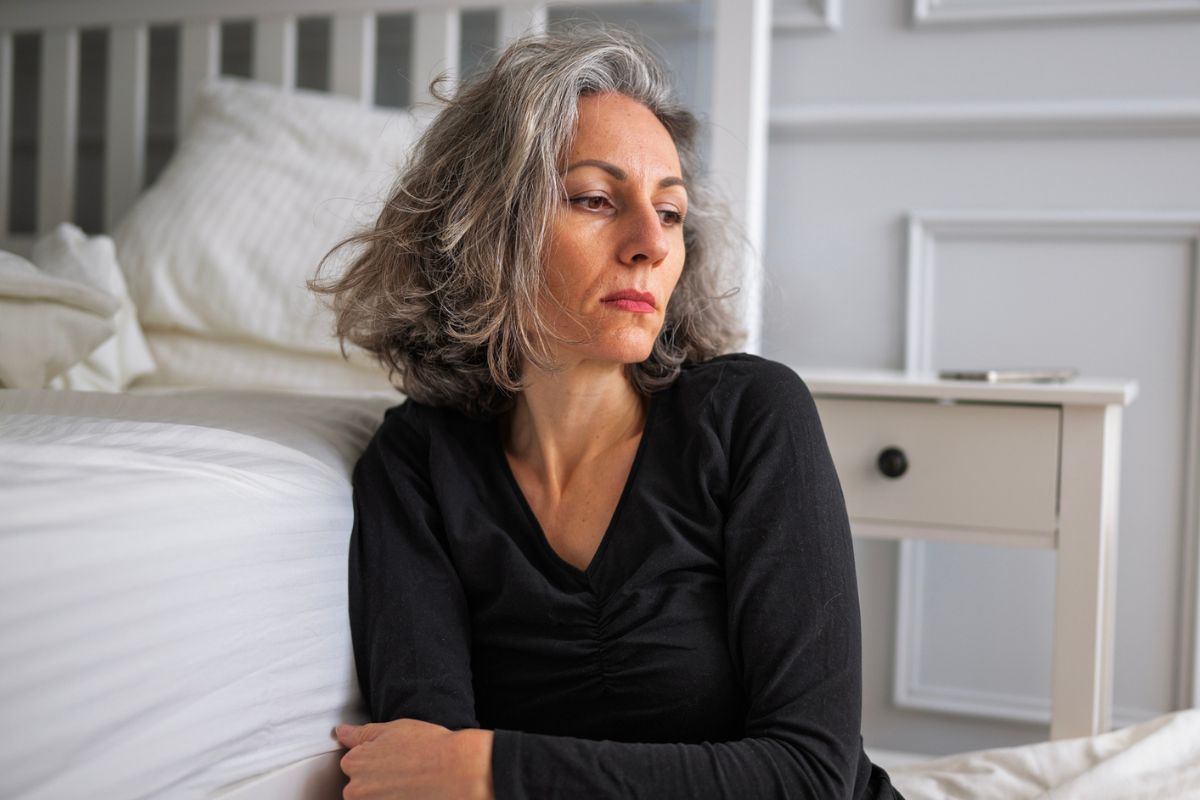 kobieta w czarnej bluzce