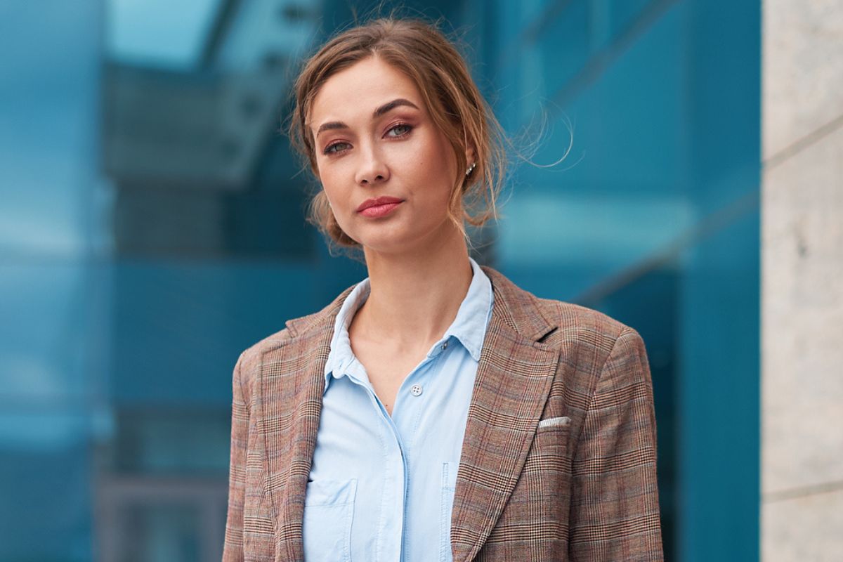 kobieta pracujaca w korporacji