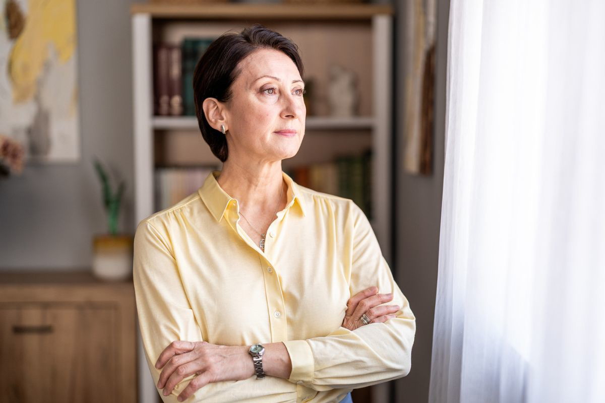 kobieta 50+ zamyślona i poważna