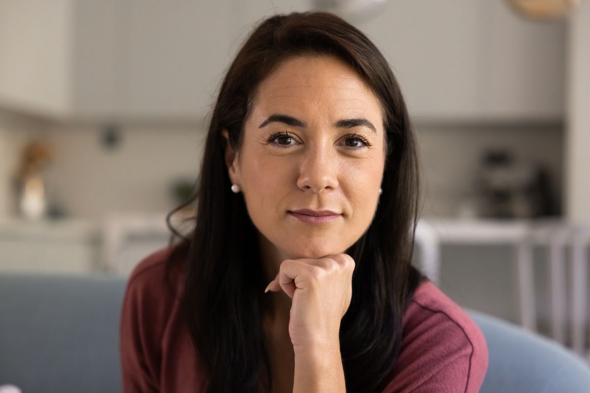 kobieta w długich włosach