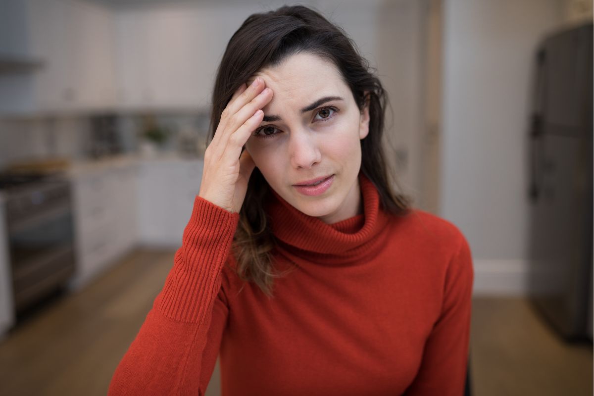 Załamana kobieta w kuchni