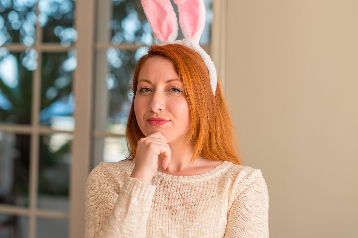 Zamyślona kobieta z uszami królika