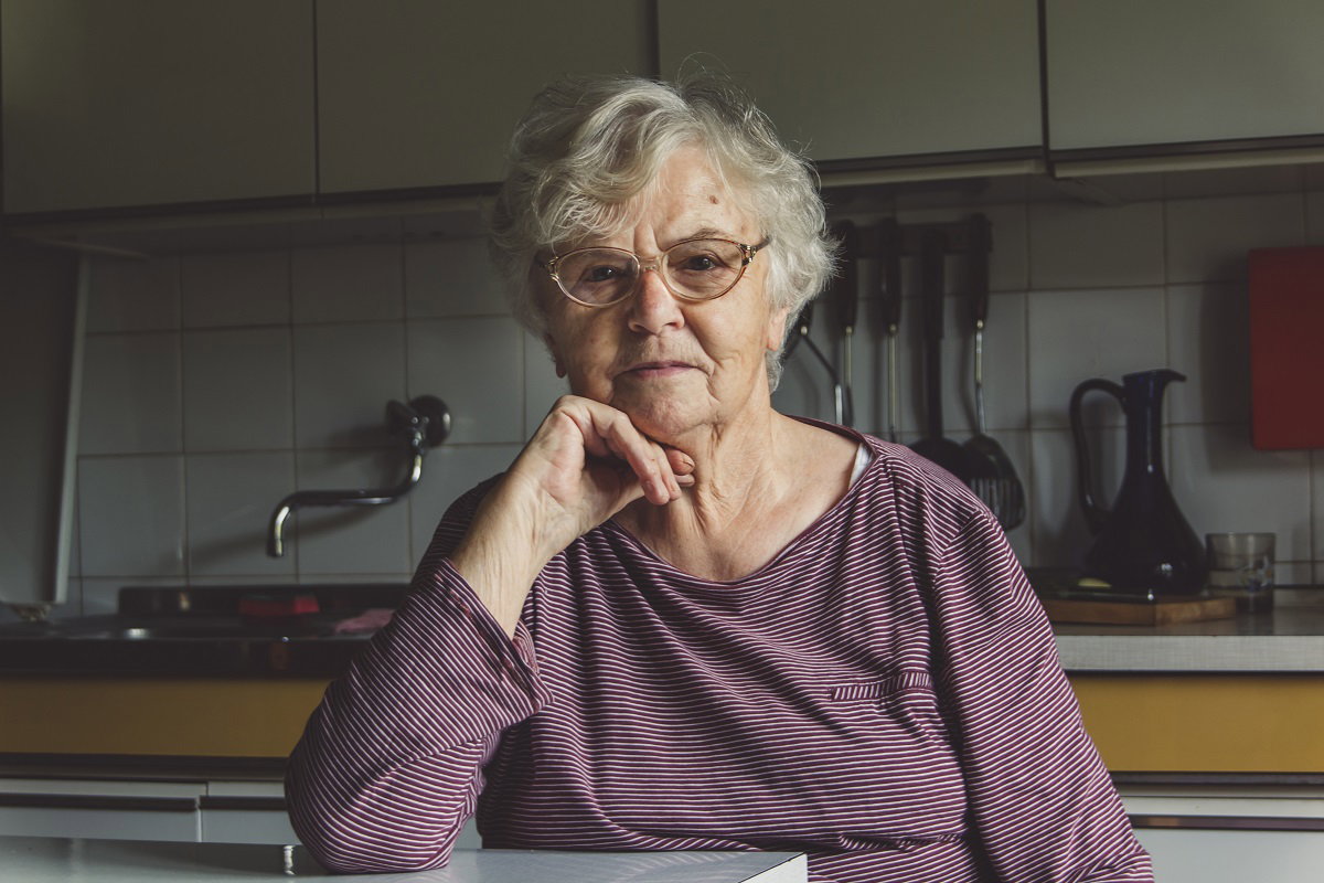 seniorka w kuchni