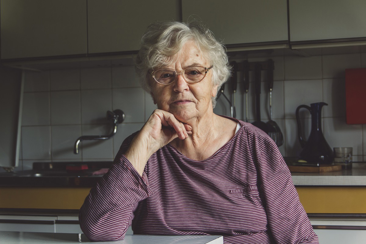 seniorka w kuchni