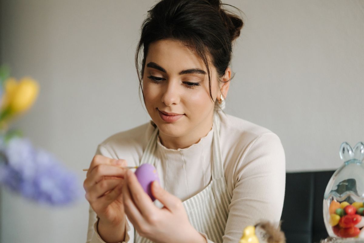 kobieta malująca pisanki