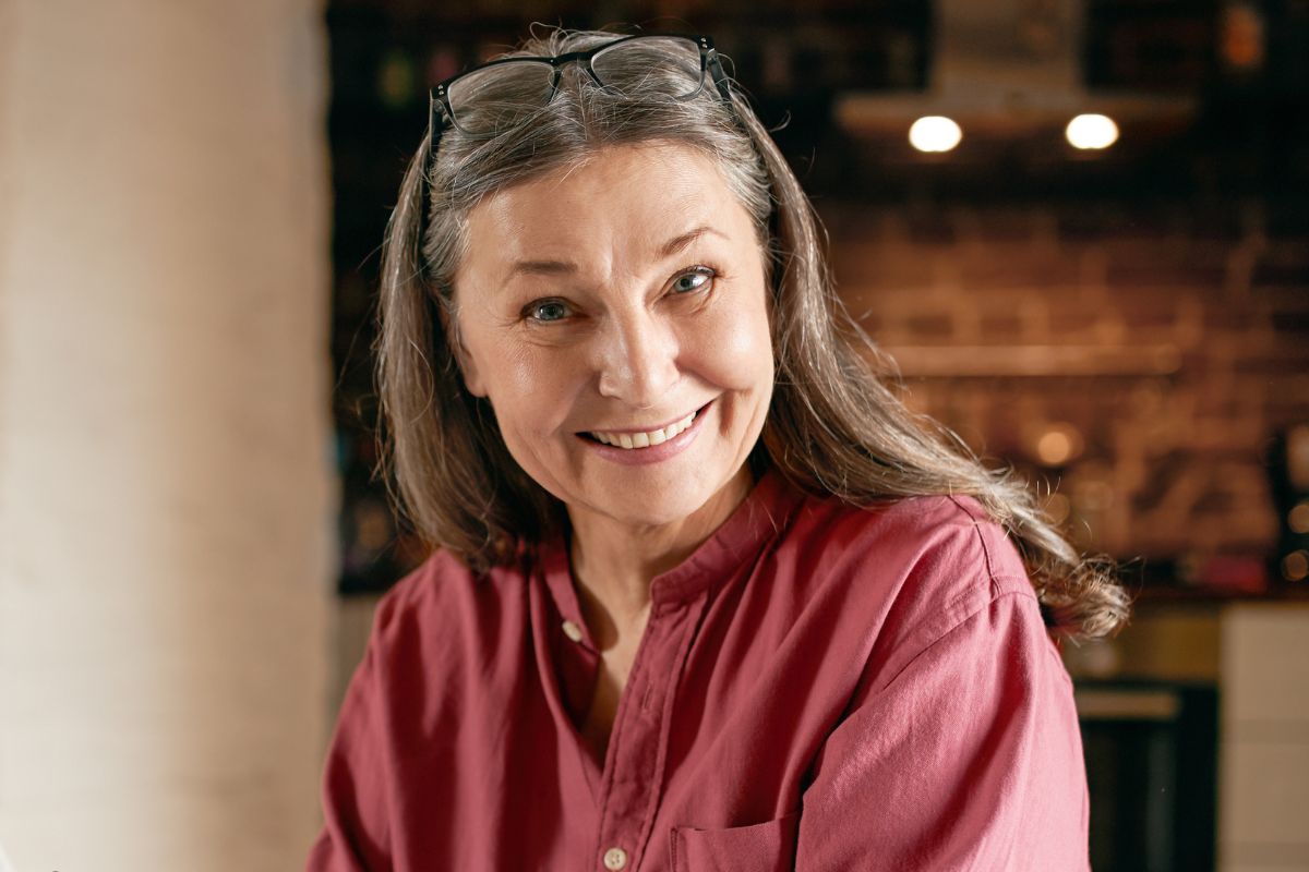 Uśmiechnięta kobieta w średnim wieku