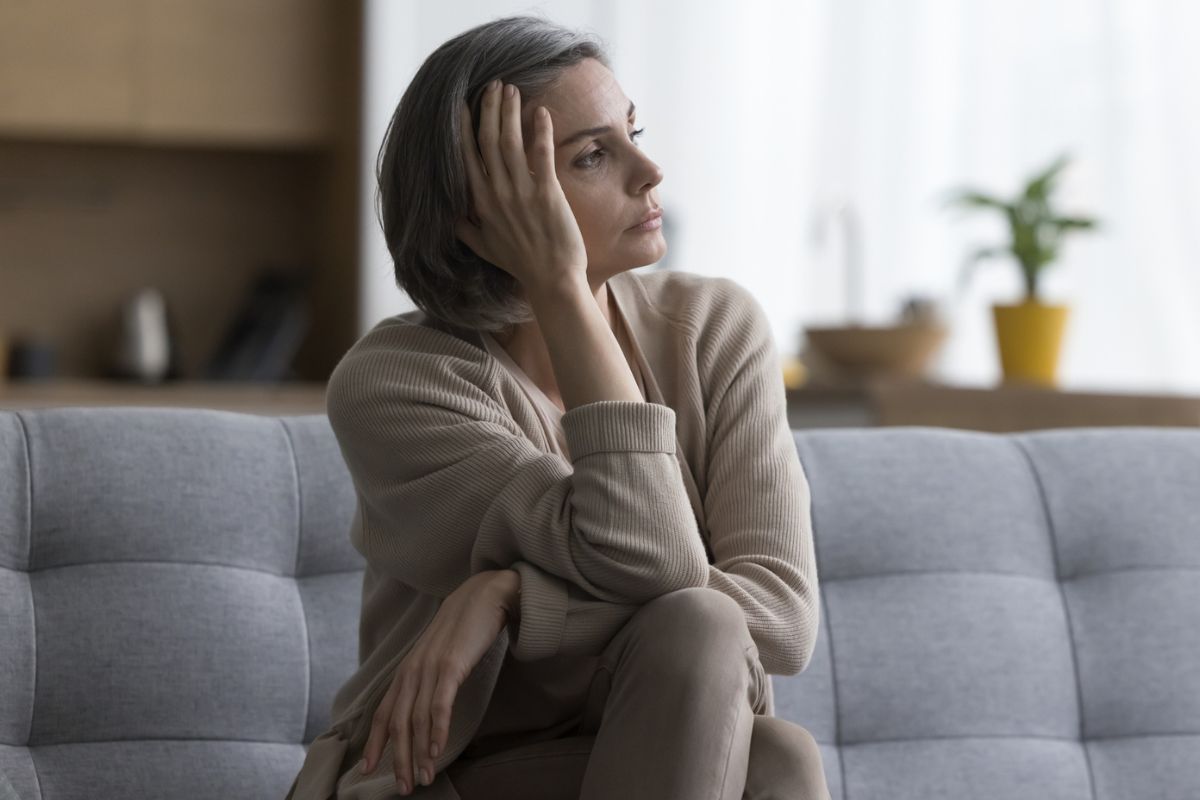kobieta 40+ zamyślona i smutna