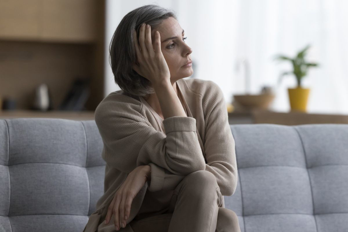 kobieta 40+ zamyślona i smutna