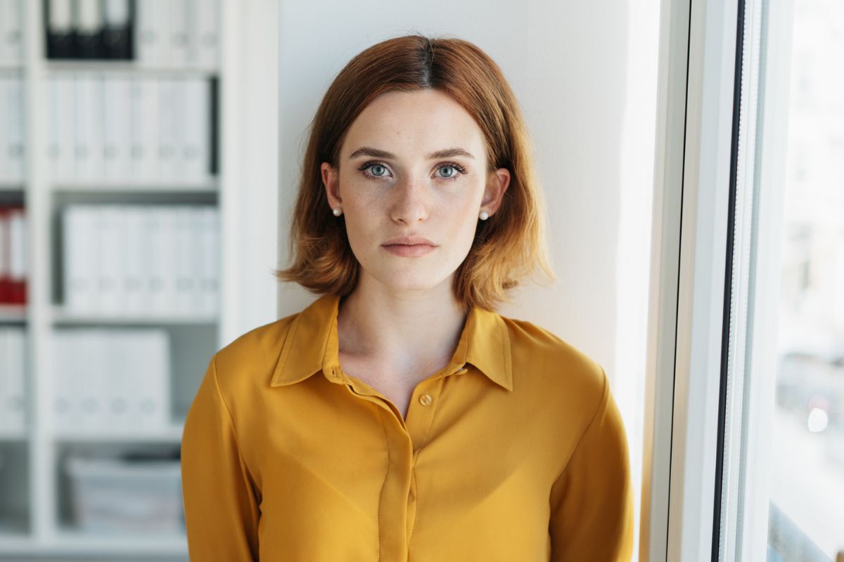 kobieta 20+ patrzy prosto w obiektyw aparatu