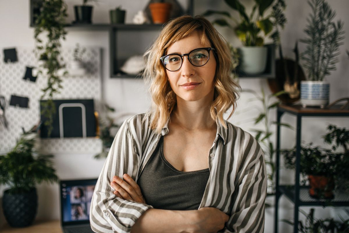 kobieta 30+ patrzy prosto w obiektyw aparatu