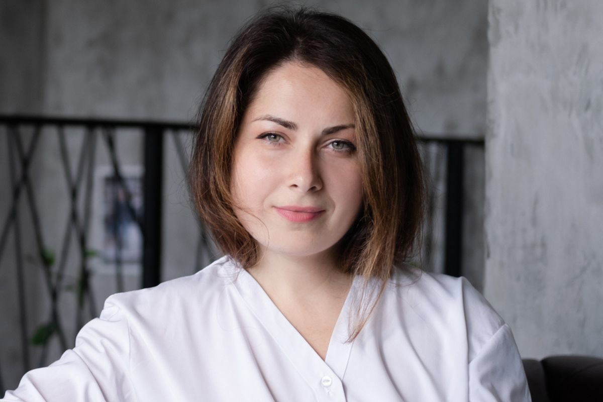 młoda kobieta w białej koszuli