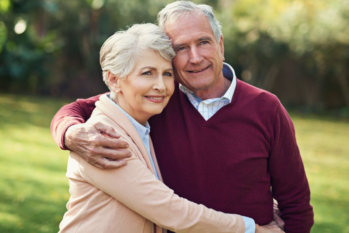 Starsza para w ogrodzie