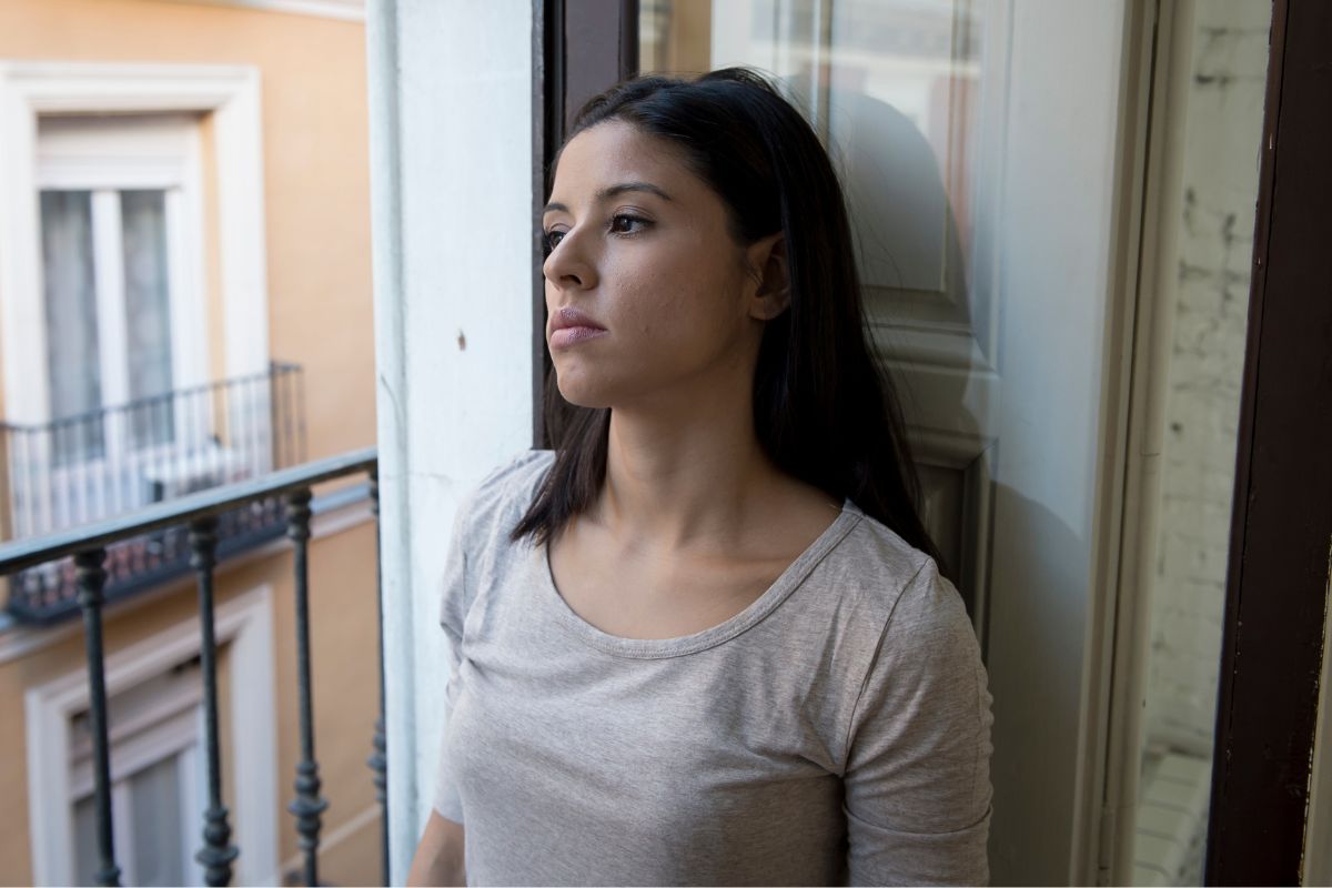 Smutna kobieta na balkonie