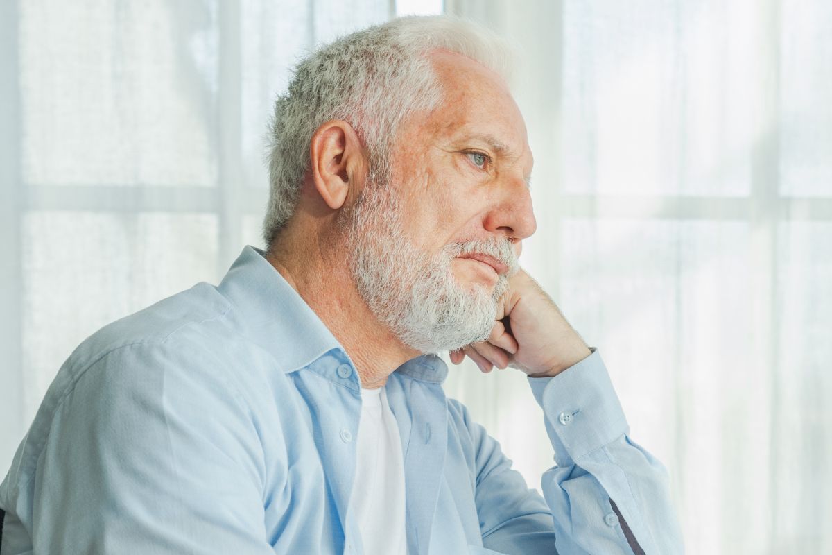 Zamyślony starszy mężczyzna