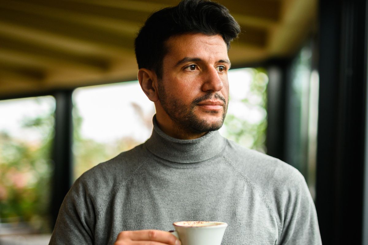 mężczyzna z fliżanką