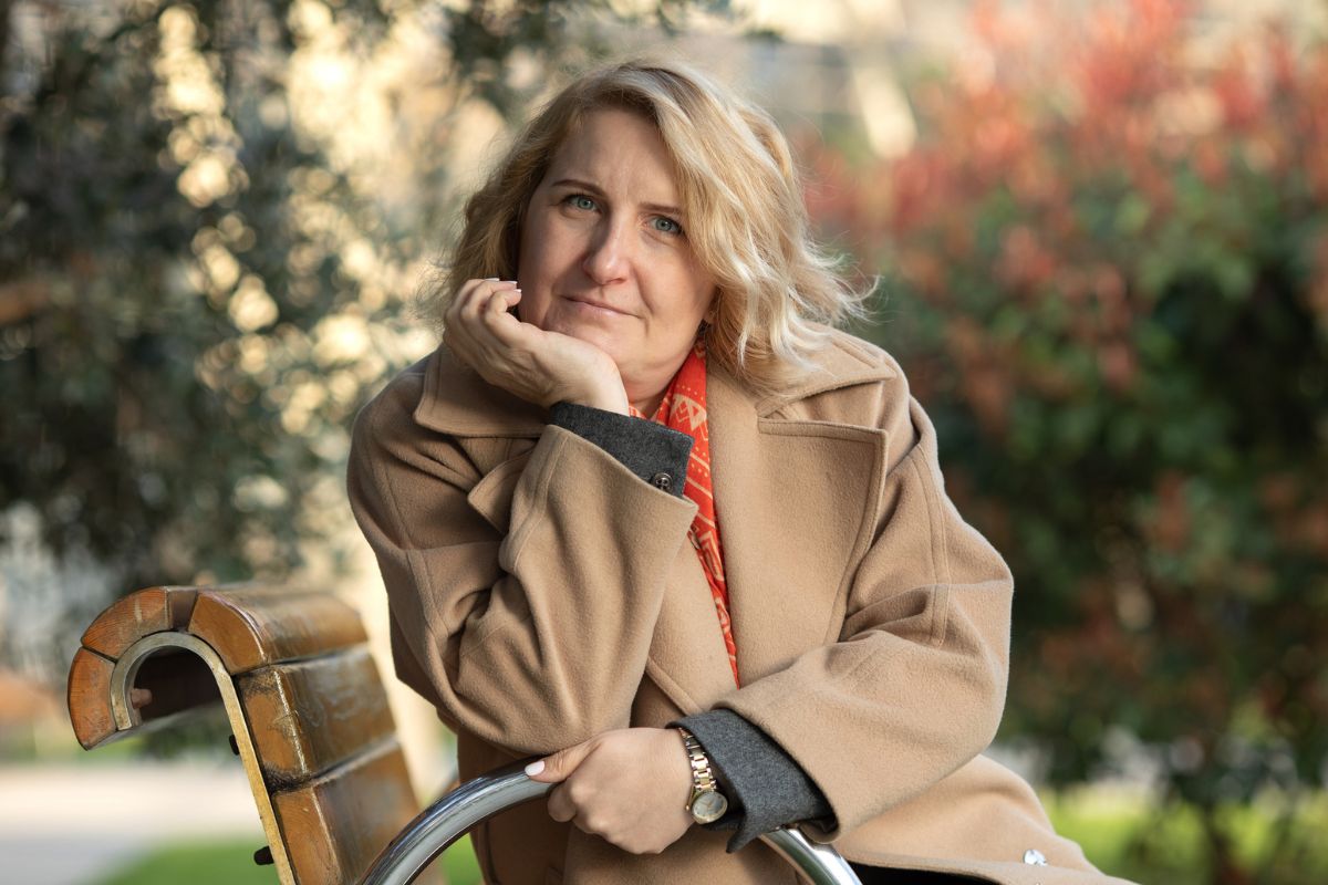 kobieta 50+ zamyślona i smutna