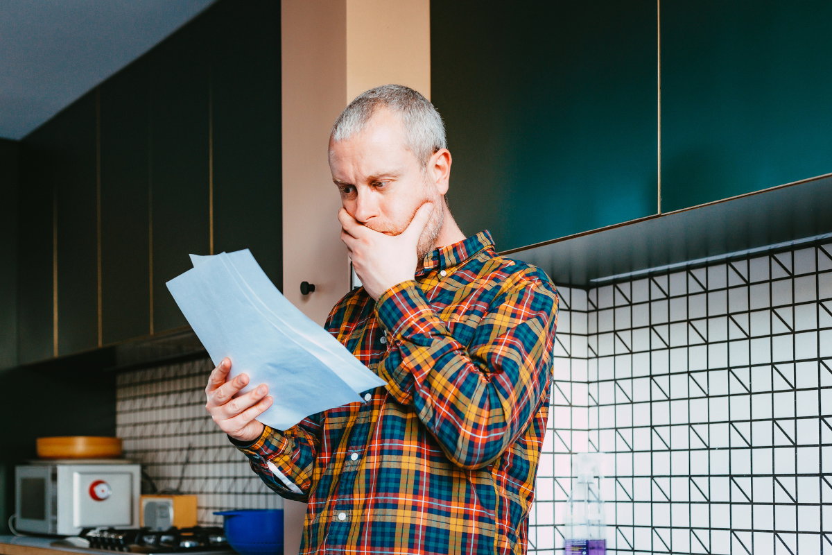 zamyślony mężczyzna