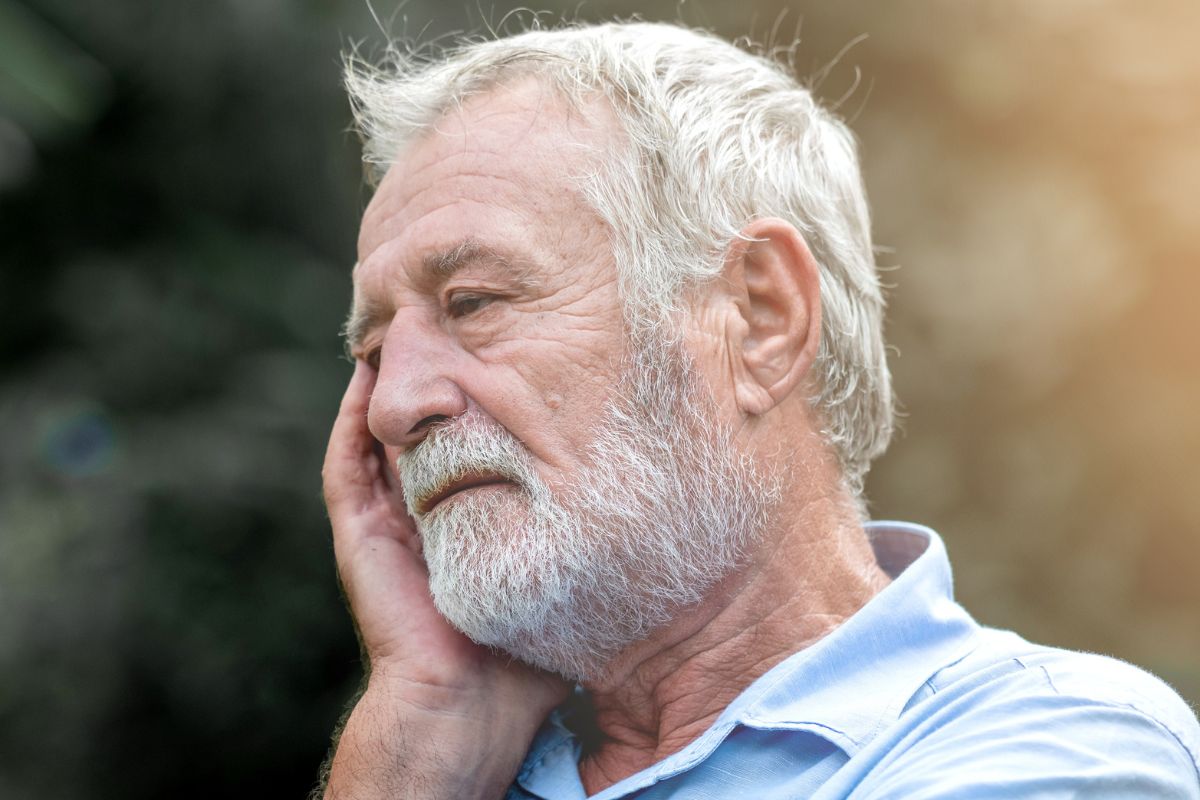 Zmartwiony starszy mężczyzna