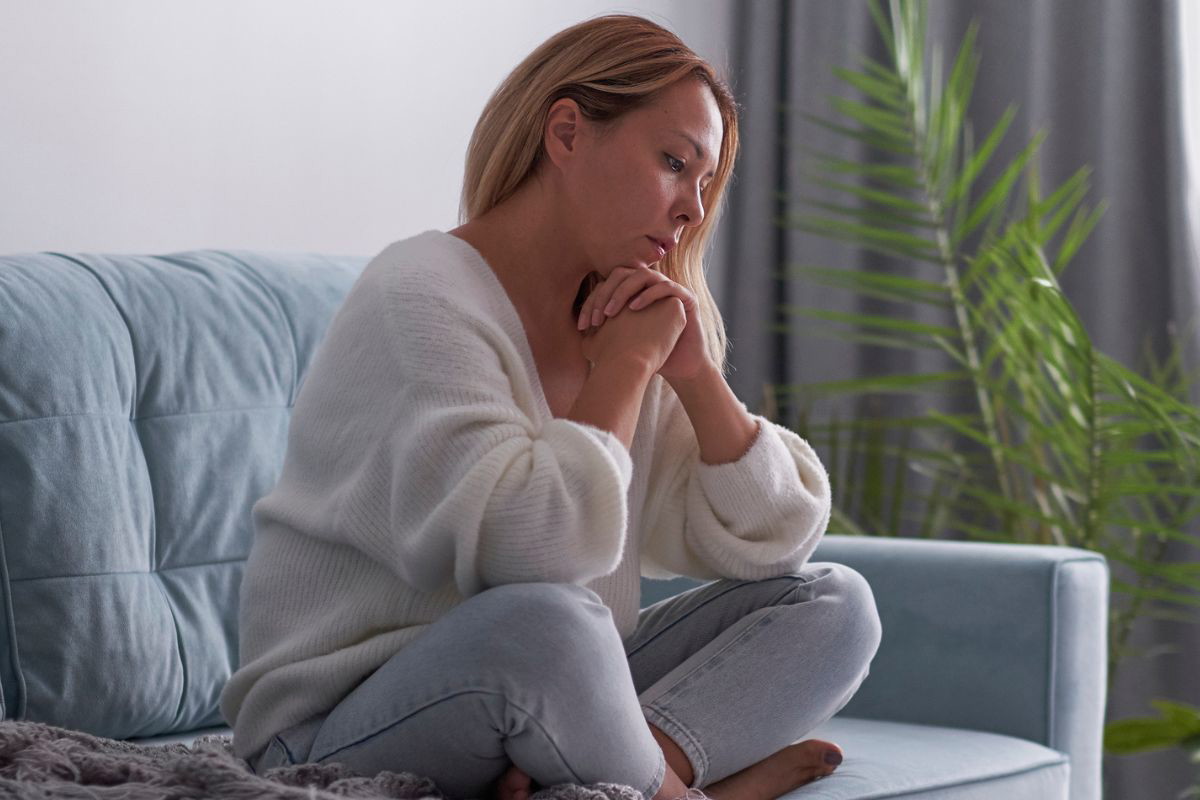 kobiera w białym swetrze