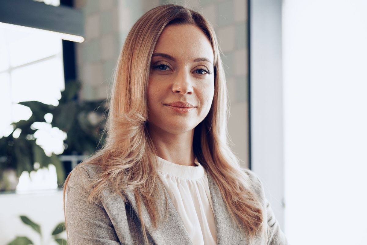 młoda kobieta w biurze