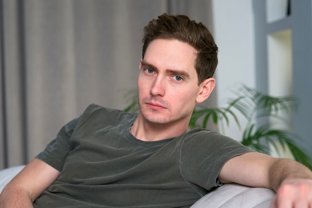 młody mężczyzna powazny