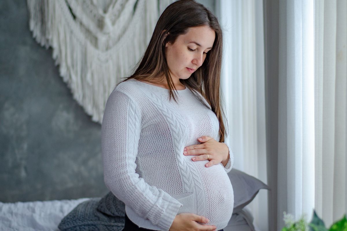 młoda dziewczyna w ciąży