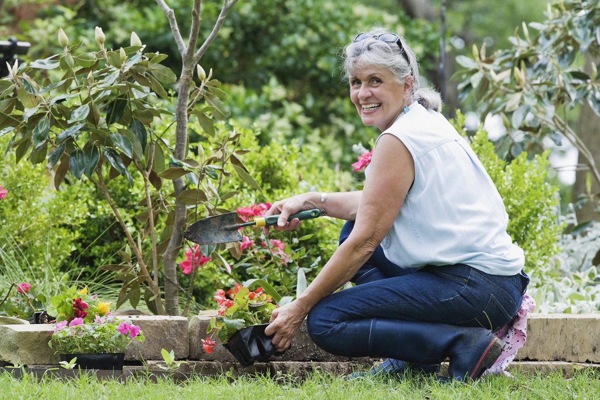 seniorka w ogrodzie