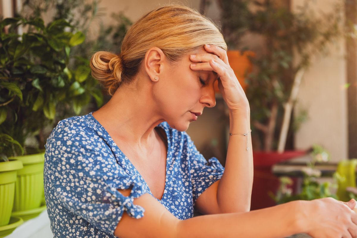 Załamana kobieta na tarasie