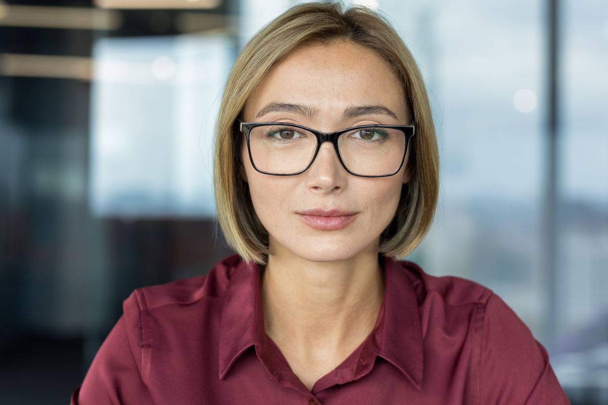 młoda kobieta w okularach