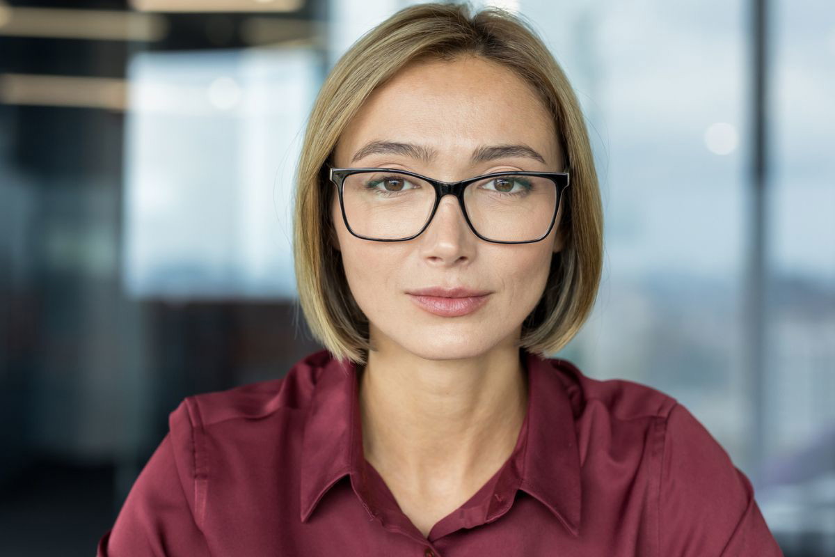 młoda kobieta w okularach