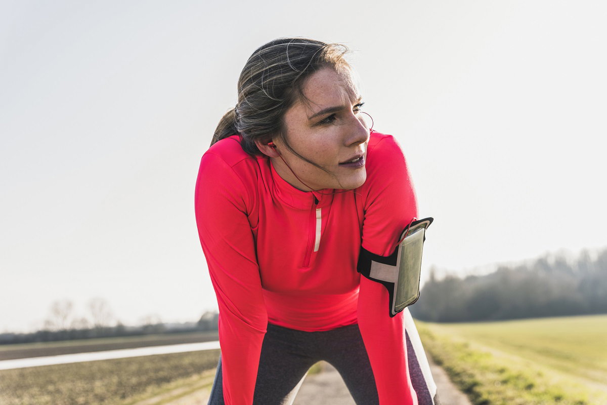 kobieta w trakcie biegu