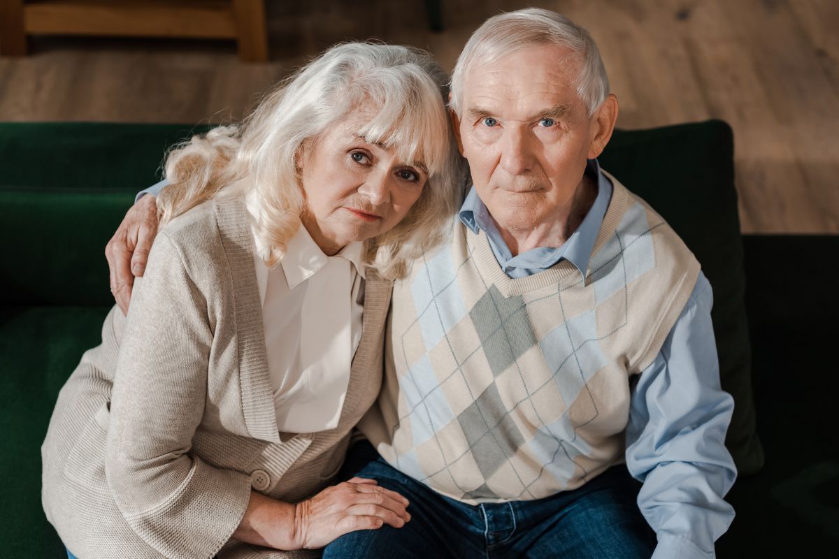 Zmartwiona starsza para