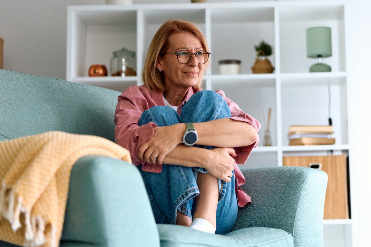 kobieta 30+ zamyślona i smutna