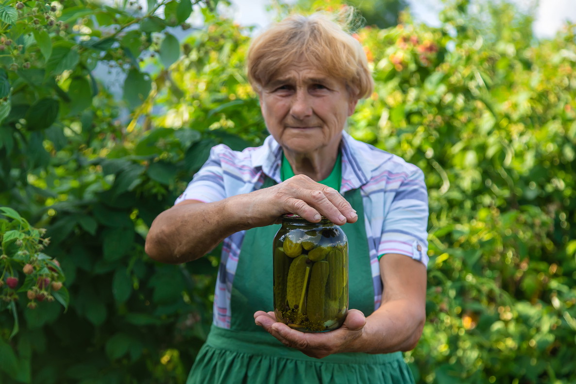 kobieta z ogórkami