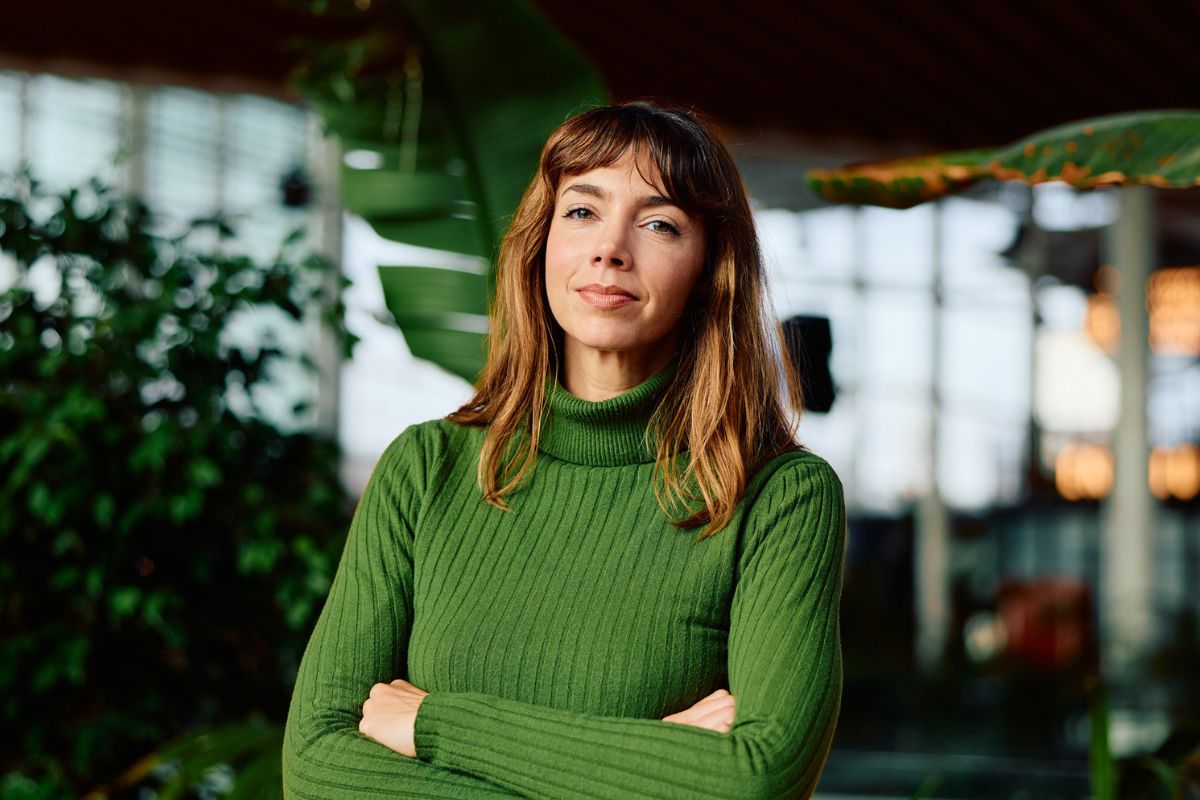 kobieta w zielonym golfie