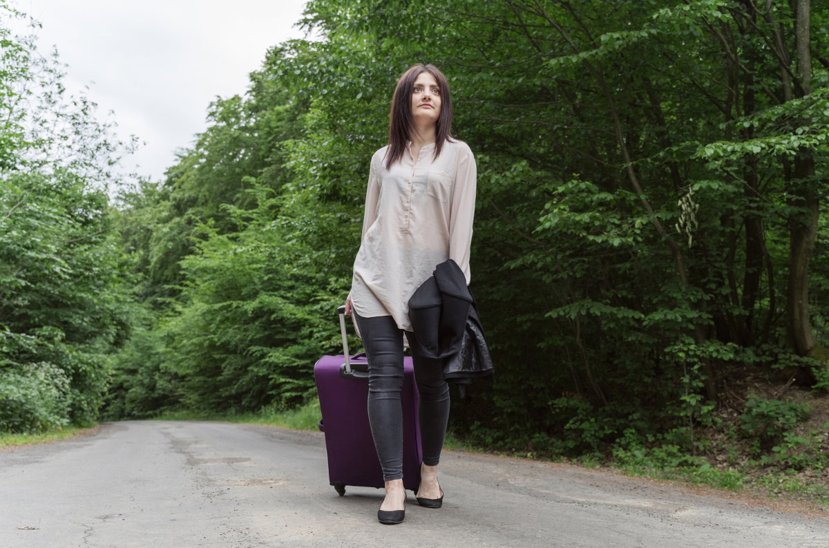 kobieta z walizką