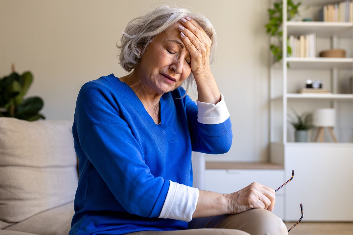 kobieta 60+ zamyślona i smutna