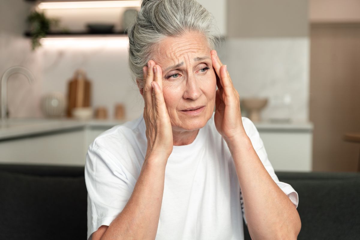 Zaniepokojona starsza kobieta