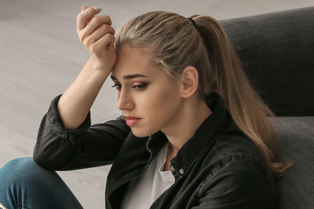 Załamana młoda kobieta