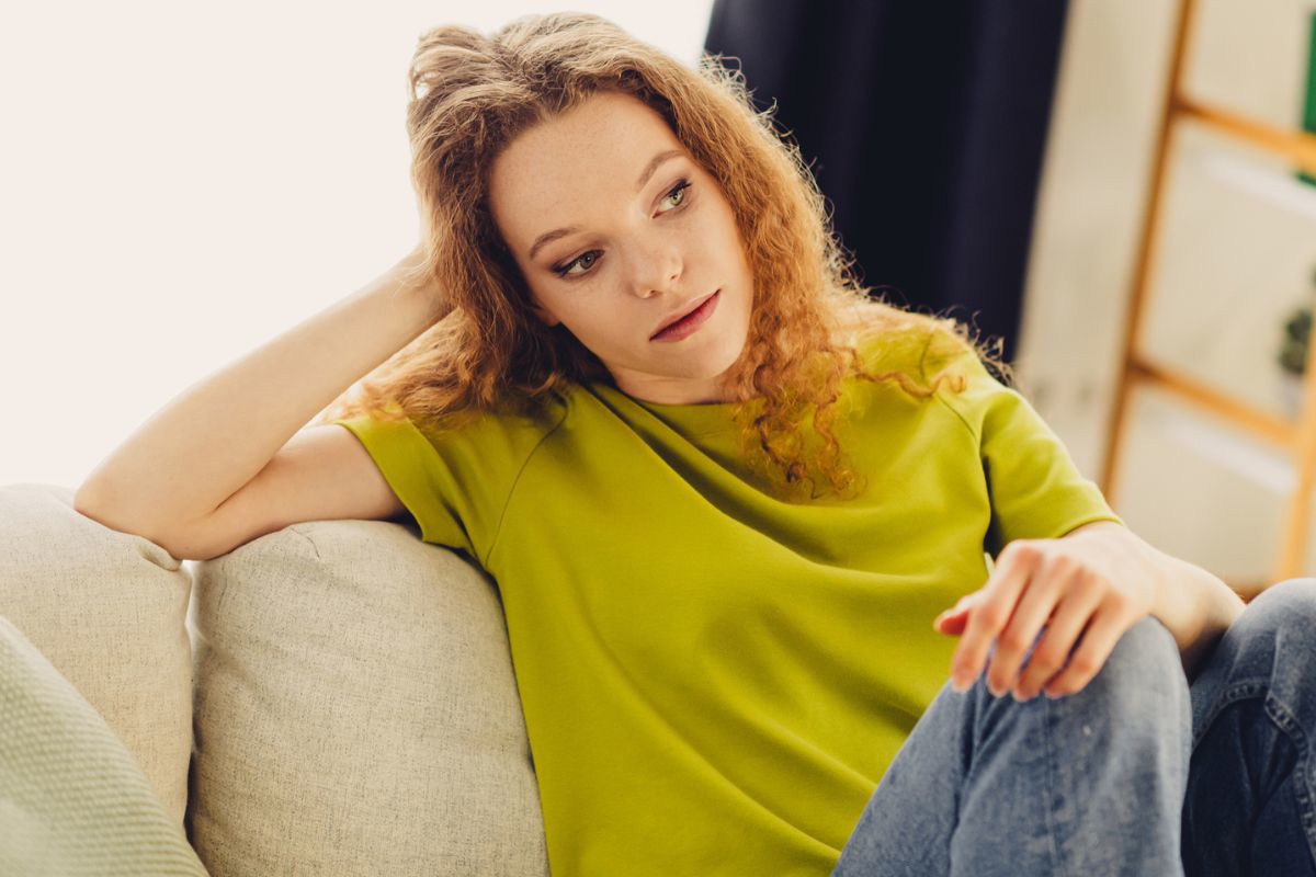 kobieta w limonkowej bluzce