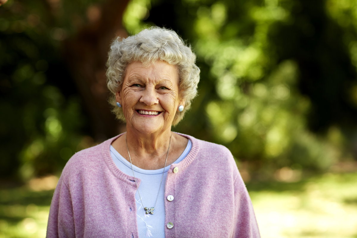 uśmiechnięta seniorka