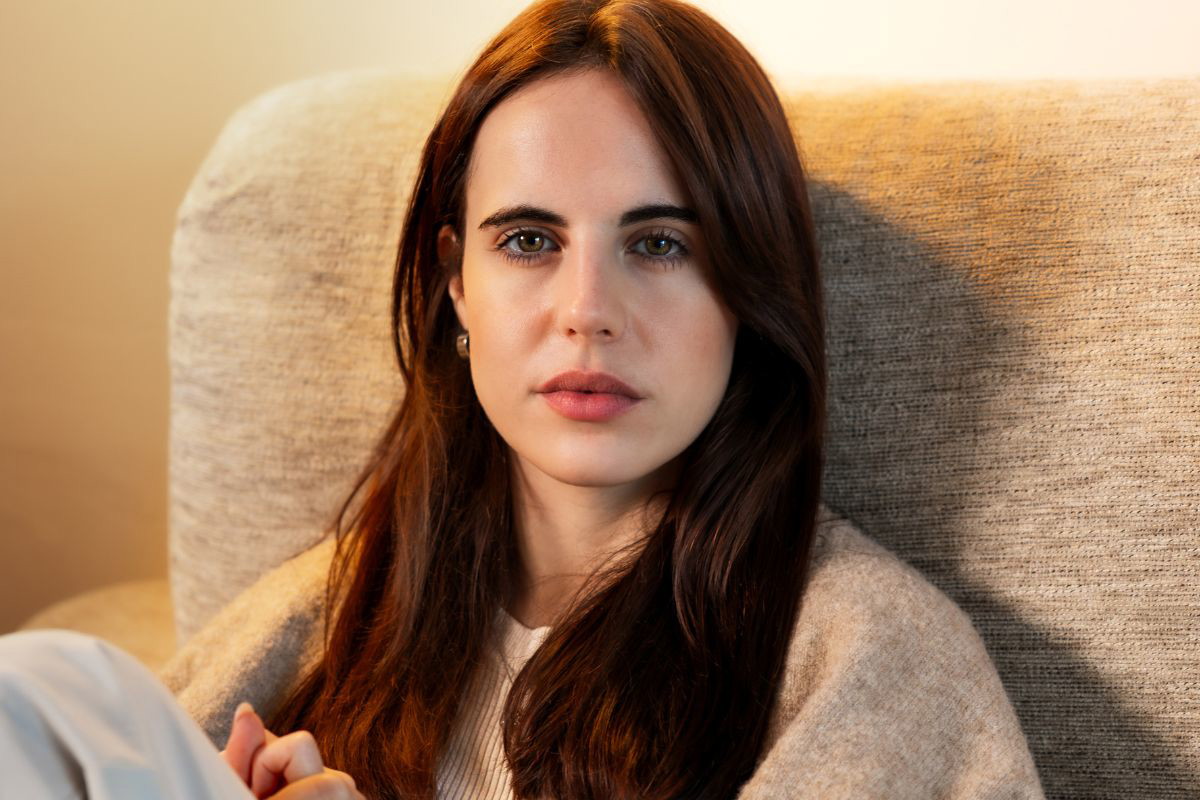 Poważna młoda kobieta