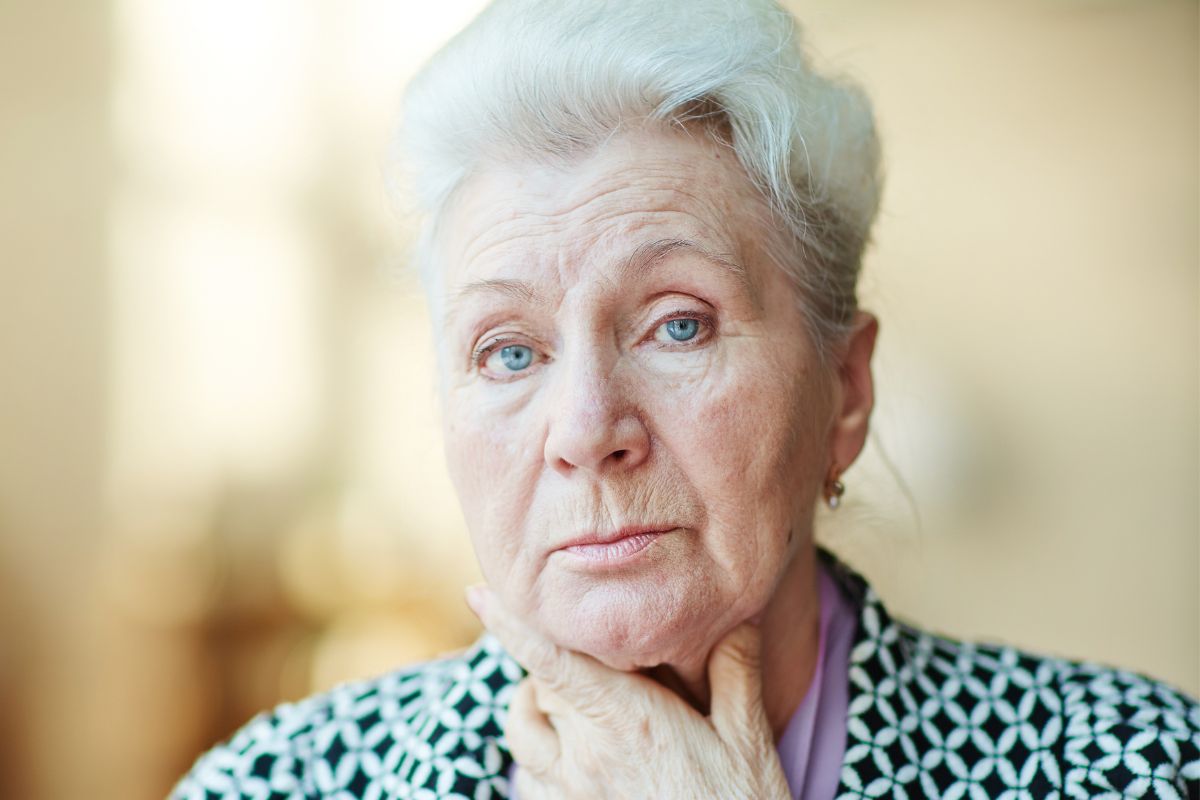 Poważna starsza kobieta