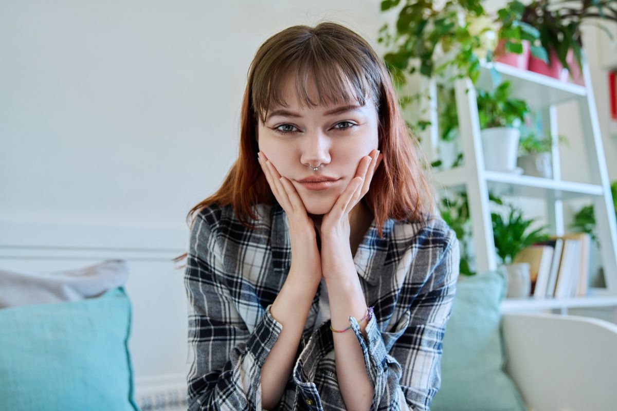 kobieta 20+ patrzy prosto w obiektyw aparatu