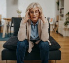 kobieta 60+ załamana