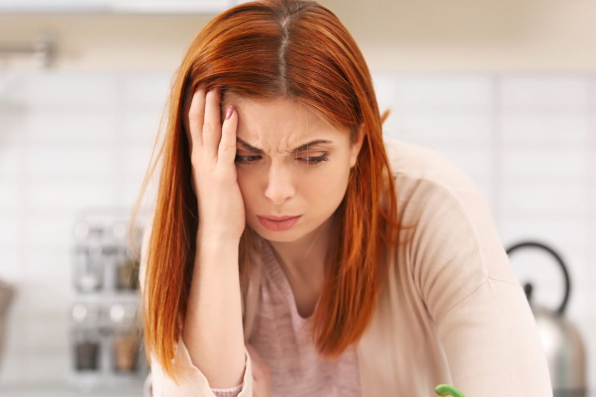 Załamana kobieta w kuchni