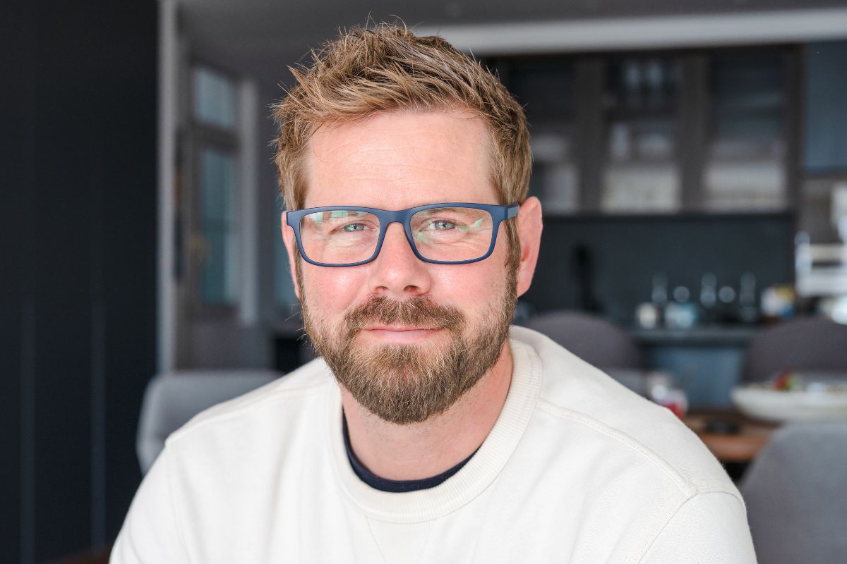 mężczyzna w okularach