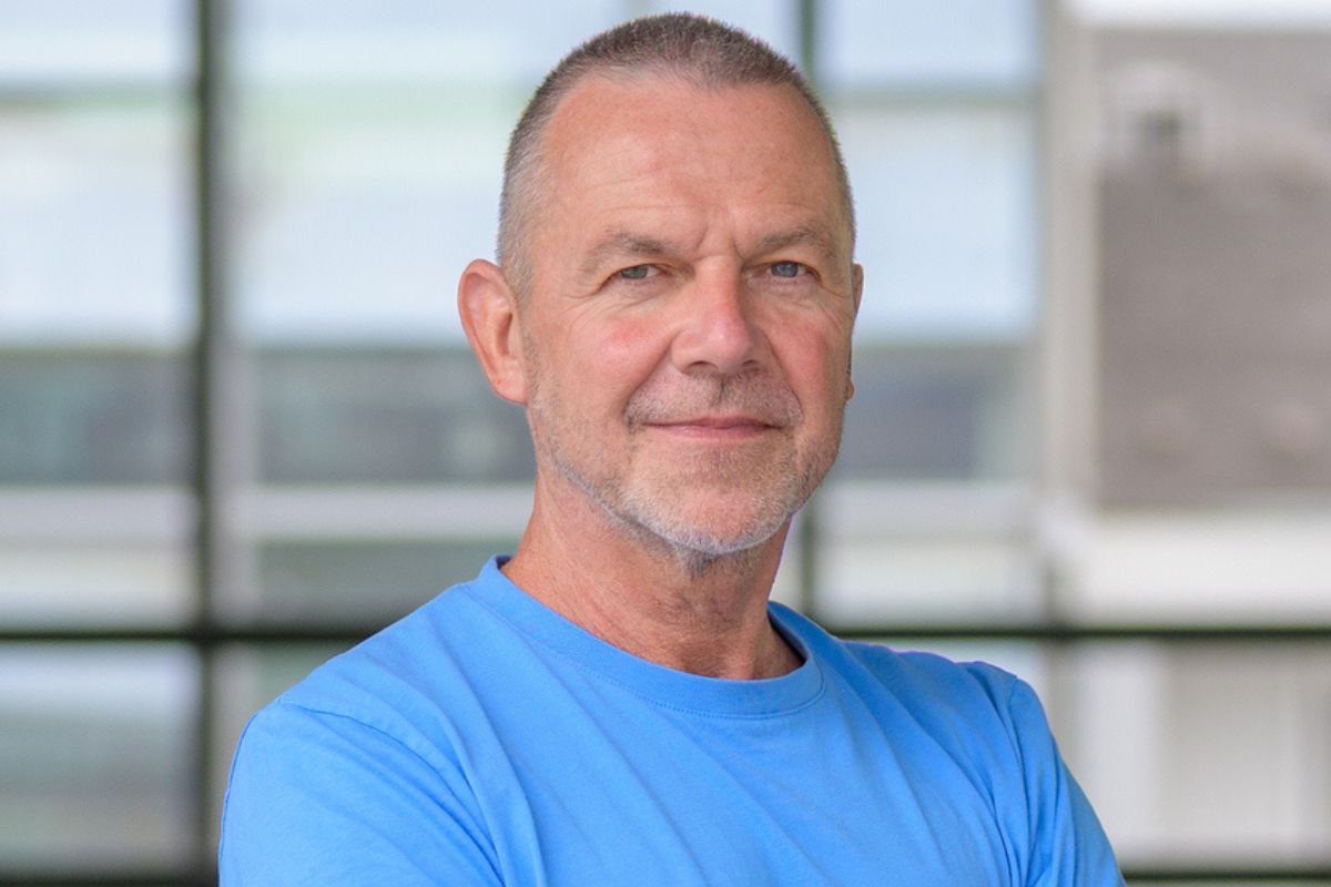 mężczyzna w niebieskiej bluzce